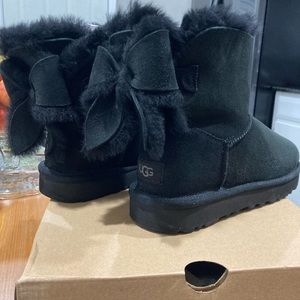 UGG classic heritage bow